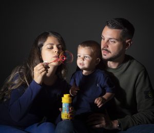 photo de famille en studio tout le monde joue avec les bulles de savon