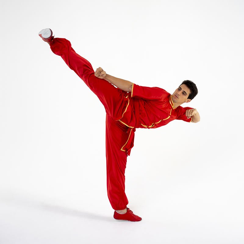 Coup de pied de Kung fu par Flavio Campanile en tenue rouge