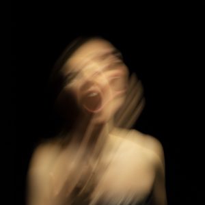 autoportrait d'Anne Jullien en mouvement cherchant à exprimer des émotions