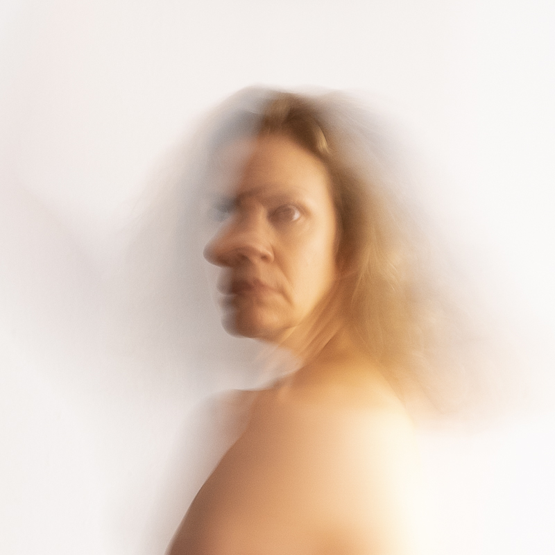 autoportrait d'Anne Jullien en mouvement cherchant à exprimer des émotions.Autoportrait Picasso