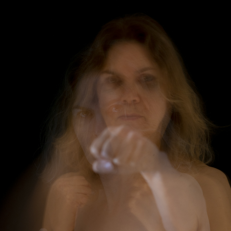 autoportrait d'Anne Jullien en mouvement cherchant à exprimer des émotions. Autoportrait coup de poing