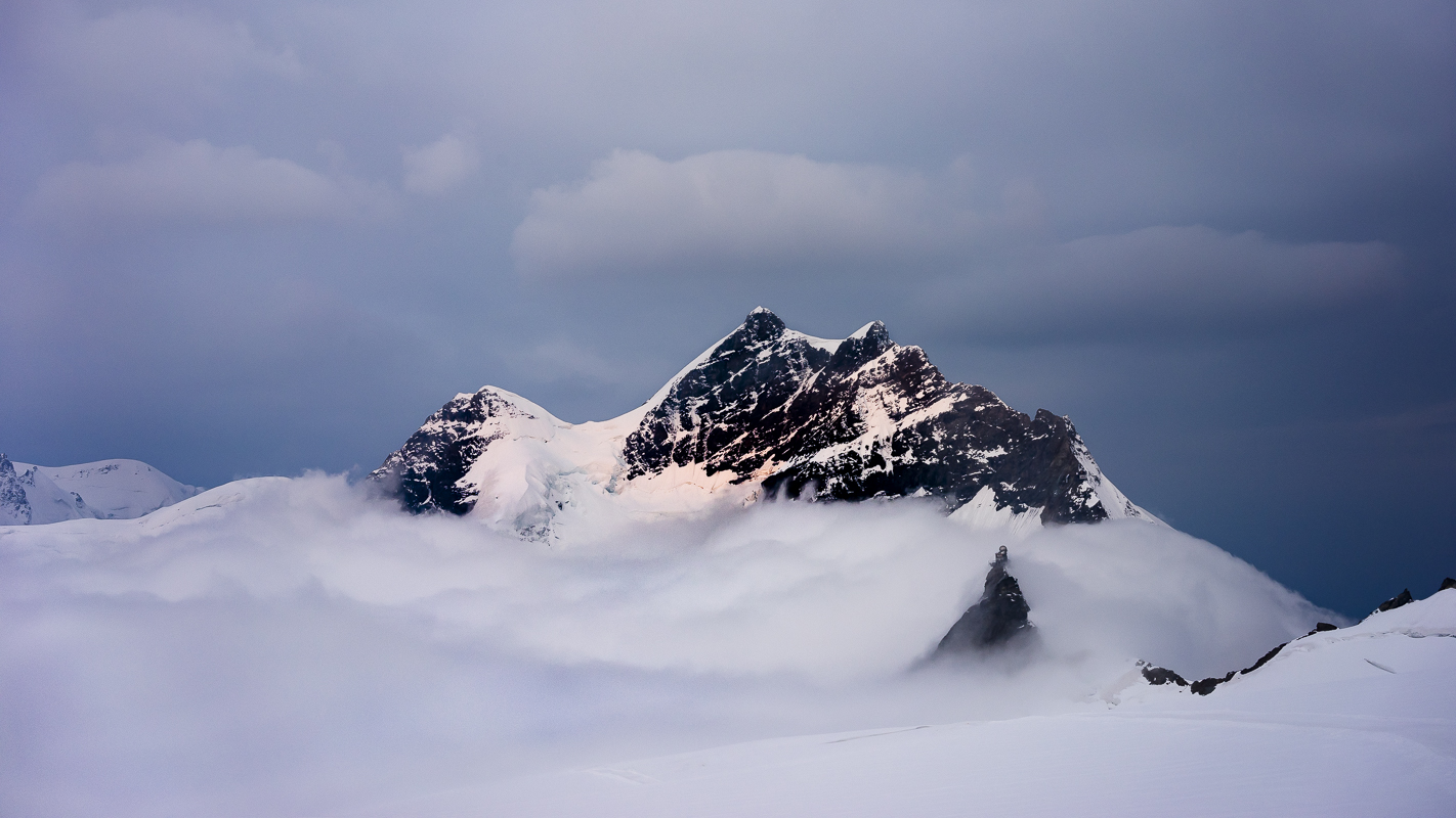 Jungfraujoch, rayon du lever du soleil au milieu de la tempête.