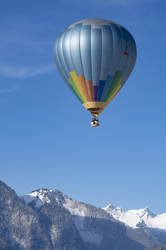 Ballon multicolore au dessus des montagnes eneigées